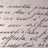 Un testo in cui la scrittura tende verso destra, simbolo del divenire e del rapporto con il prossimo